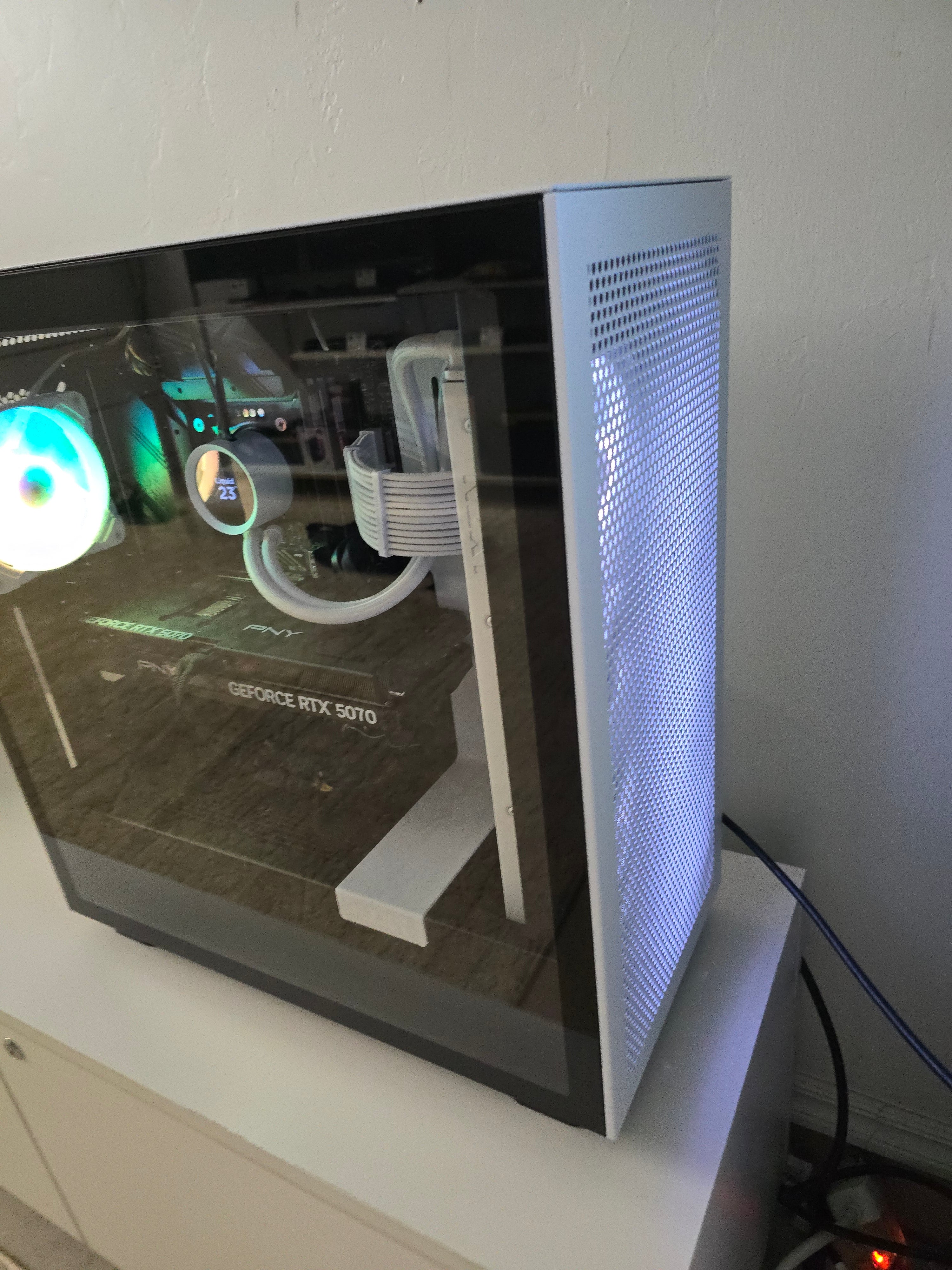 Gaming PC with I7 and RTX 5070